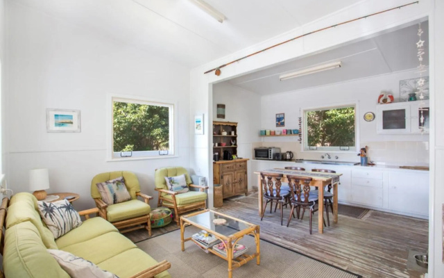 Retro Beach Cottage 681 Murramarang Rd – Guest Rooms – Kioloa