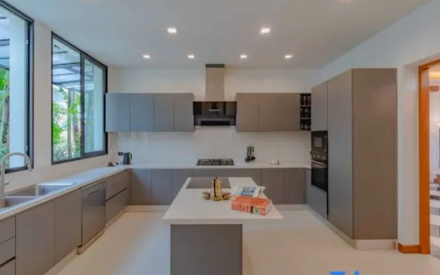 Villa Viola 7 Bedroom, Fully Staffed, on the Golf Course