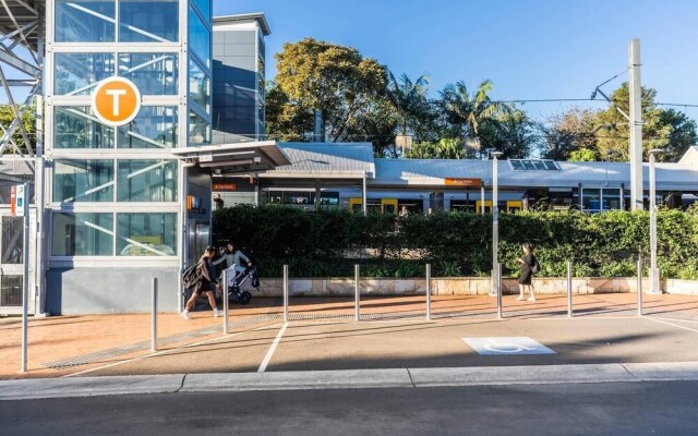 Two Bedroom Apt Close To Chatswood With Parking
