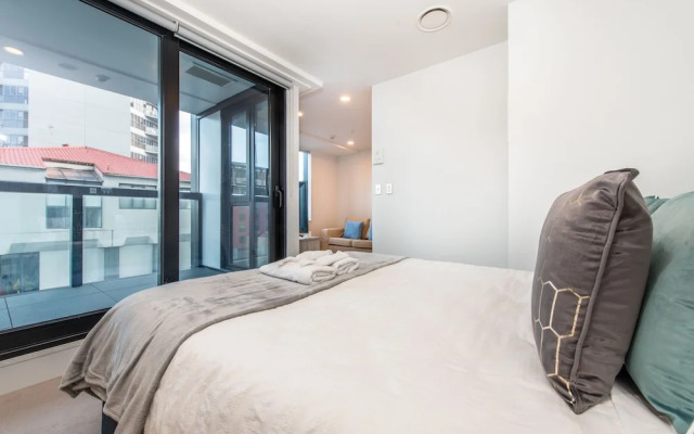 JHT Studio Opp Skytower view Balcony