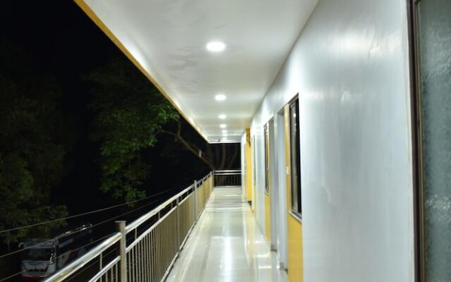 Iroomz Hotel Gananjaya - Hostel