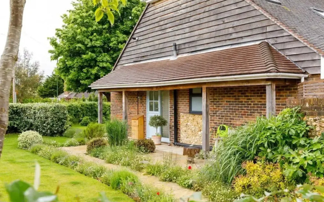 Pretty Coastal Home in Bosham Close to Water