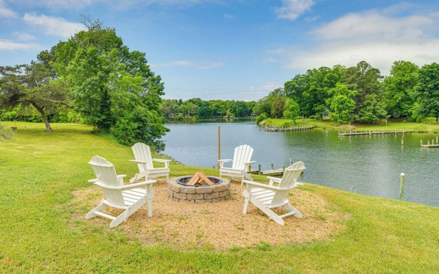 Riverfront Virginia Home - Dock, Fire Pit & Kayaks