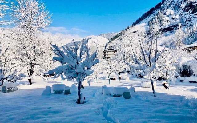 The Allure Grand Resort - Majestic Riverside Retreat