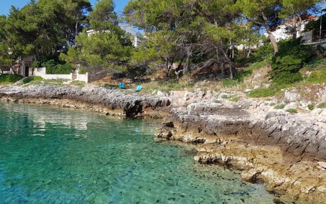 Sandra - With Swimming Pool - H