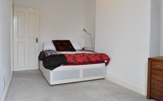 Bright 2 Bedroom Flat in Great Location
