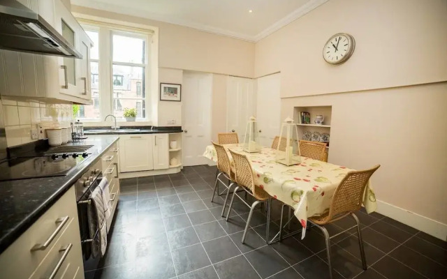 3 Bed Luxury West end Apt - Sleeps 6!