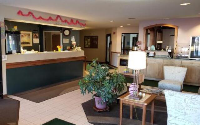 The Center Lodge and Jacuzzi Suites