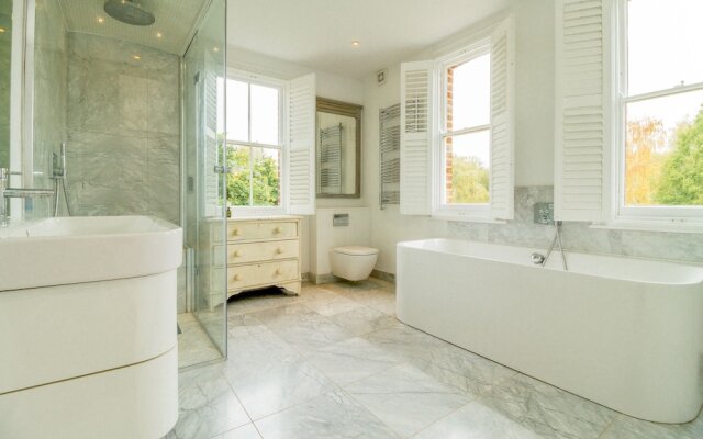 4 Bedroom Canalside Family Home in Oxford