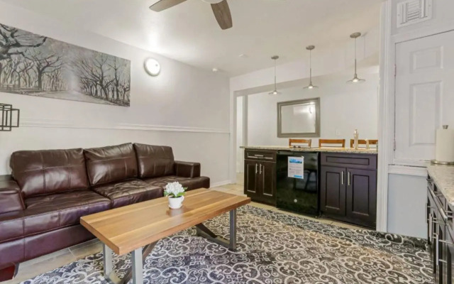 Elegant 4BR Condo in Downtown