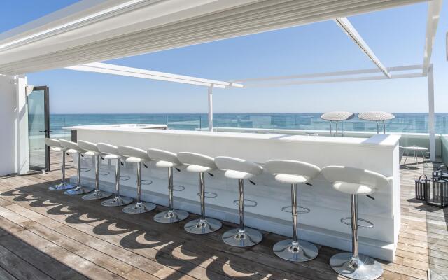 21220 Breath Taking Front Line Beach Villa