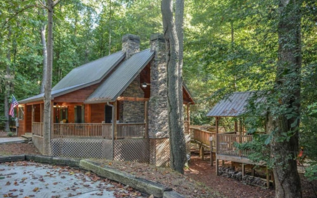 Harleys River Retreat - Charming Cabin in Coosawattee River Resort Hot tub