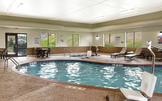 Comfort Suites Bridgeport - Clarksburg