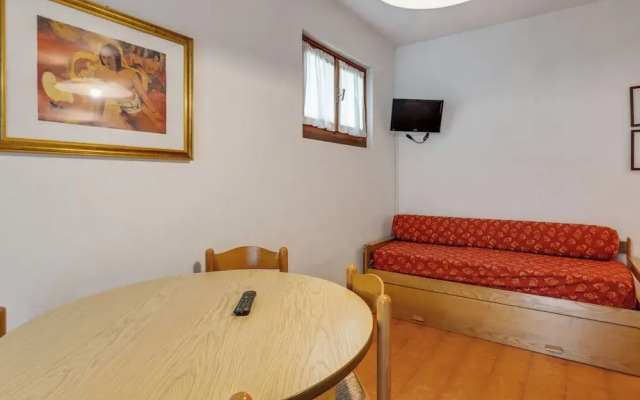 Comfortable Apartment in Garda With Swimming Pool
