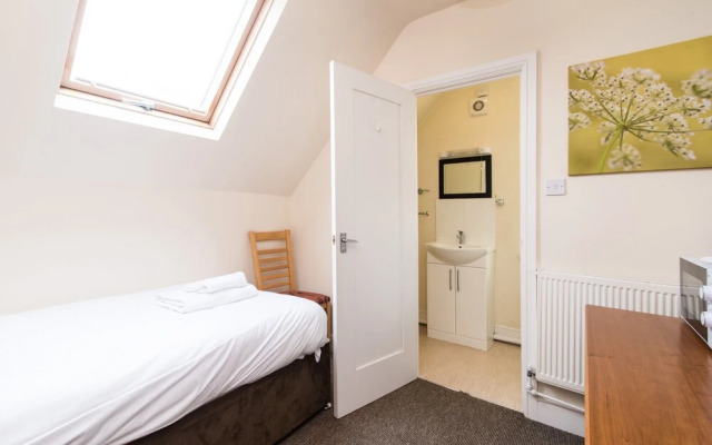 The Linden Leaf Rooms - Classy Studios