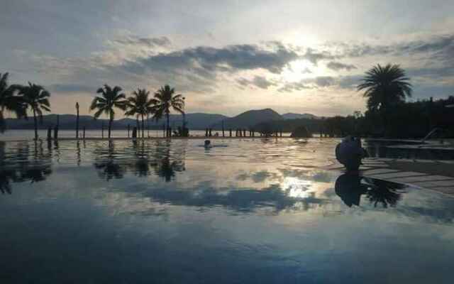 Kaengkrachan Boathouse Paradise Resort