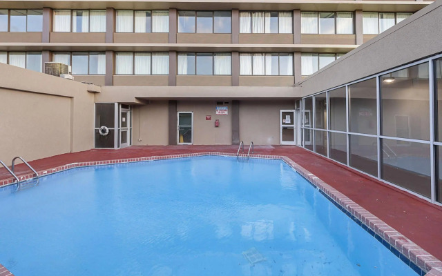 Quality Inn & Suites Cincinnati Downtown