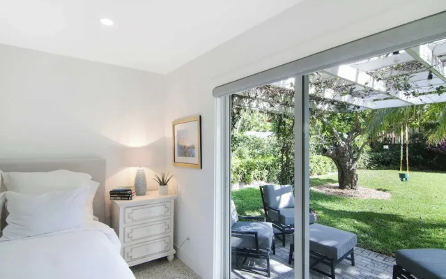 La Casa Blanca Minutes From the Beach!