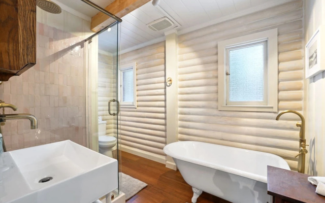 Augies Authentic Log Cabin! Pets Welcome!