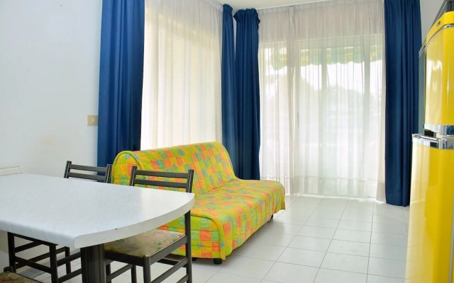 Colourful Seaside Flat With Pool on the Rooftop