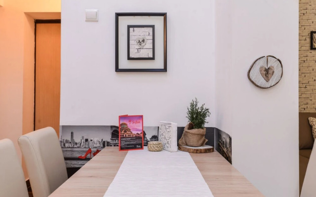 FM Deluxe 2-BDR Apartment - DOM