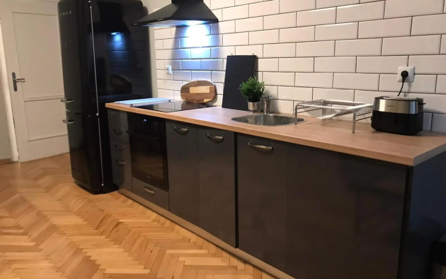 EU metro station, City Center, lovely 3-bedroom apartment, free parking