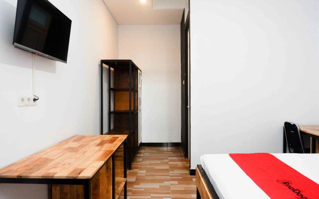 RedDoorz Plus near Patung Kuda Undip