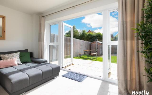 Albatross House - Comfy Home with Parking