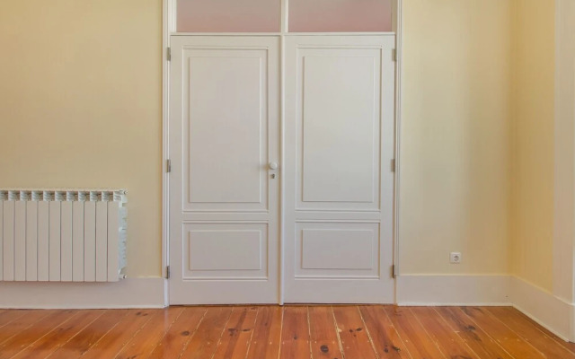 Bright & Beautiful Top Floor Graça Flat