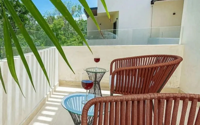 2 Br. Roof W/infinity Pool + Jacuzzi Spacious