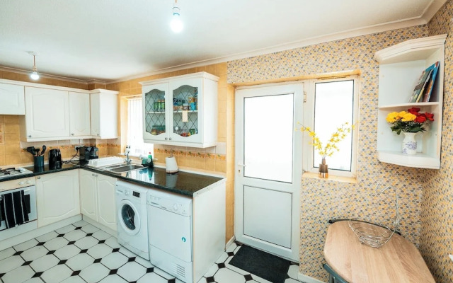 3-bed City Retreat - Sleeps 7, Garden & Parking