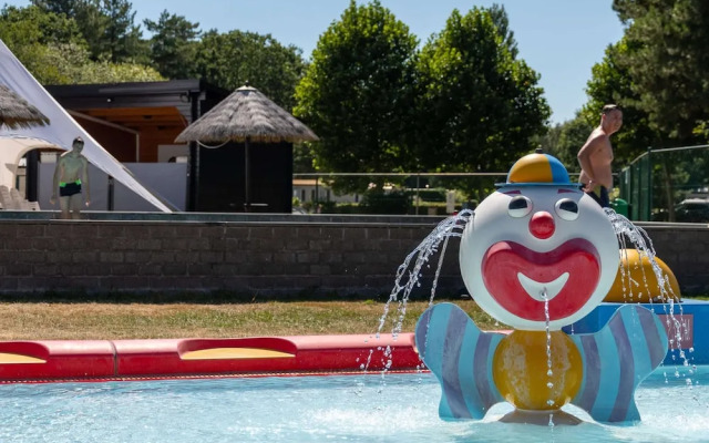 Chalet Near Antwerp With Pool Access