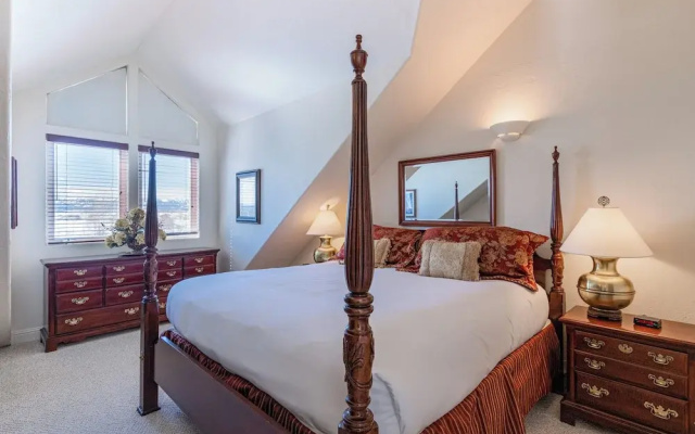 3BR Townhome w/ Mountain View & Balcony
