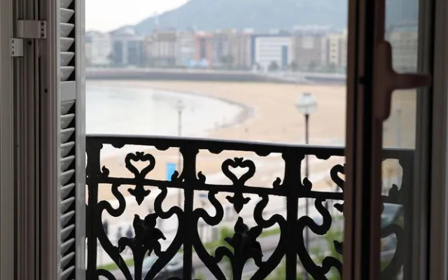 SEAFRONT LUXURY STUDIO by www.SanSebastianApartments.es