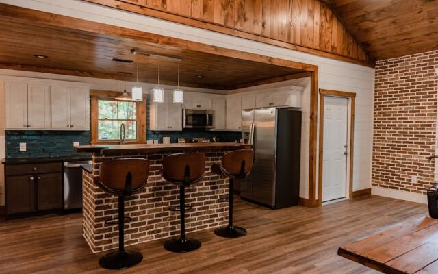 Bigfoots Retreat 2 Bedroom Chalet by RedAwning