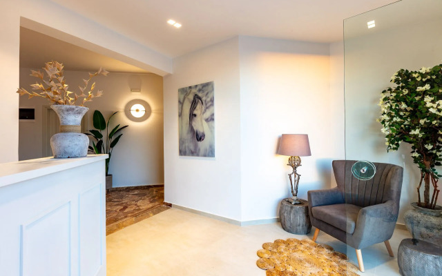 Pinelopi Beach Suites