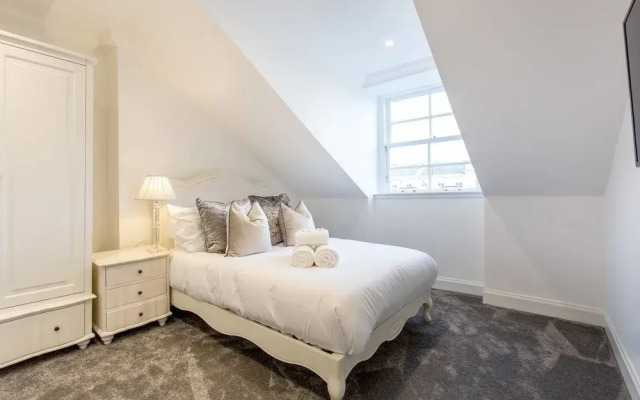 Luxury 4-bedroom Townhouse in Prestigious West End