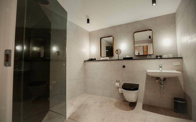 Ascot Hotel & Apartments
