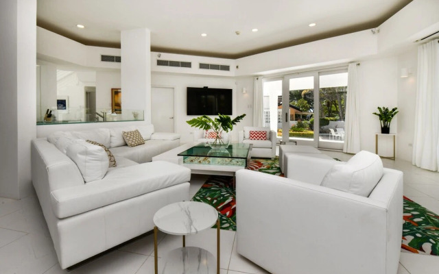 Ocean Front 7-bedroom 7-bath Sunset Views Malmok!