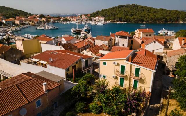 Lovely 2-bedroom Apartment Sonia, Sleeps 6