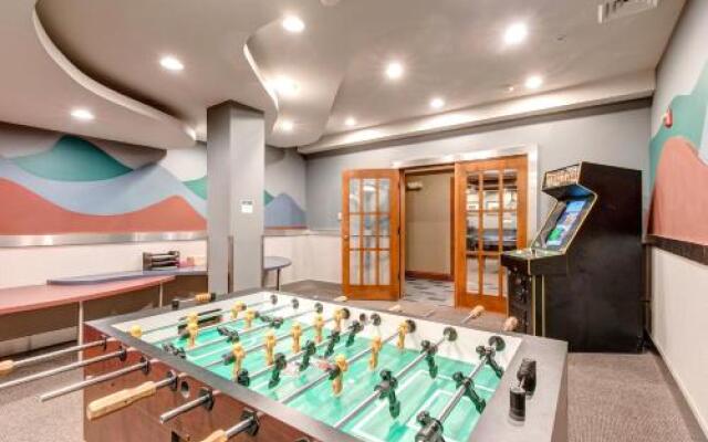 Eagle Springs East 101: Red-Wing Suite