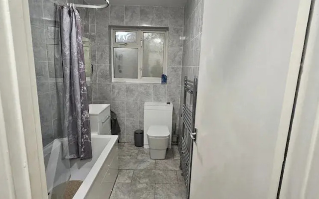 Spacious & Modern 2-bed House in Dagenham