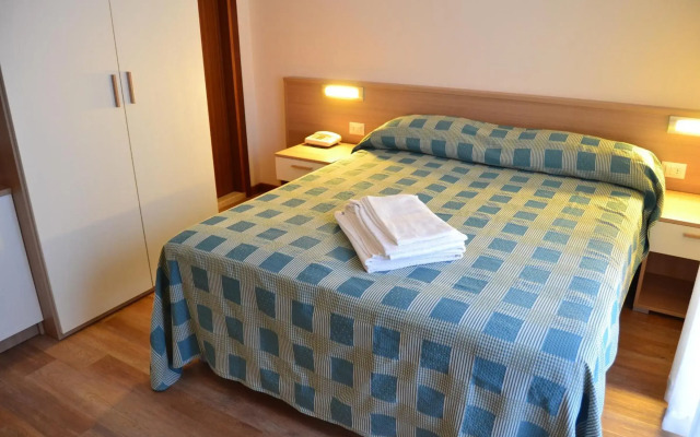 Hotel Midi