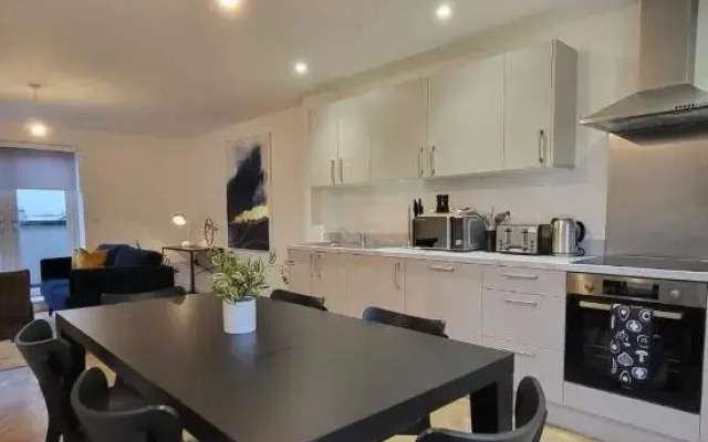 Hybrid Resi - Mitcham Close to Tooting and Wimbledon