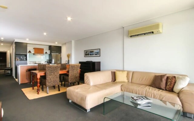 Large 3 Bedroom Apartment with River Views near the Stadium