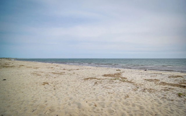 Walk to Beach: Chatham Getaway w/ Sunroom!