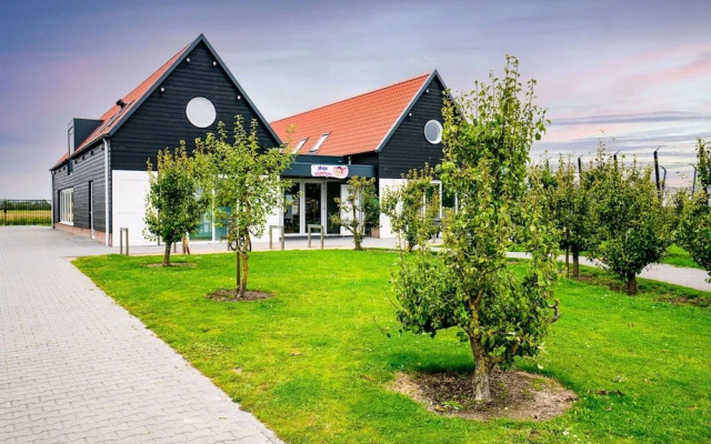 Ocean Dreams Chalet in Oostkapelle With Pool
