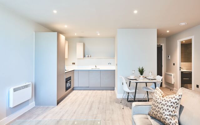 Seven Living Bracknell - Free Parking on Site