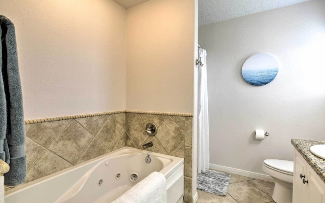 Beachfront Getaway w/ Deck & Views in Galveston
