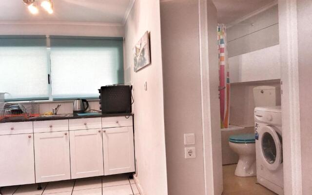 Renovated apt 100m from beach WiFi AC